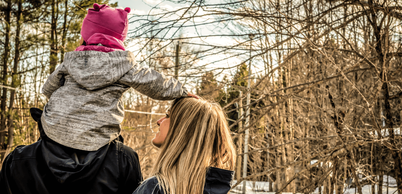 A family spends time together outdoors, which is an important part of an anti-inflammatory lifestyle.